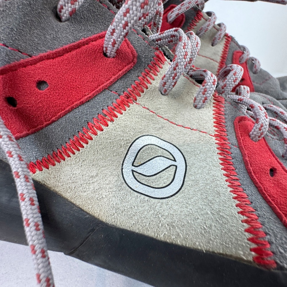 Scarpa Helix Climbing Shoes Mens 46.5 Grey Red Suede  Vibram Rock Climbing - Picture 2 of 8